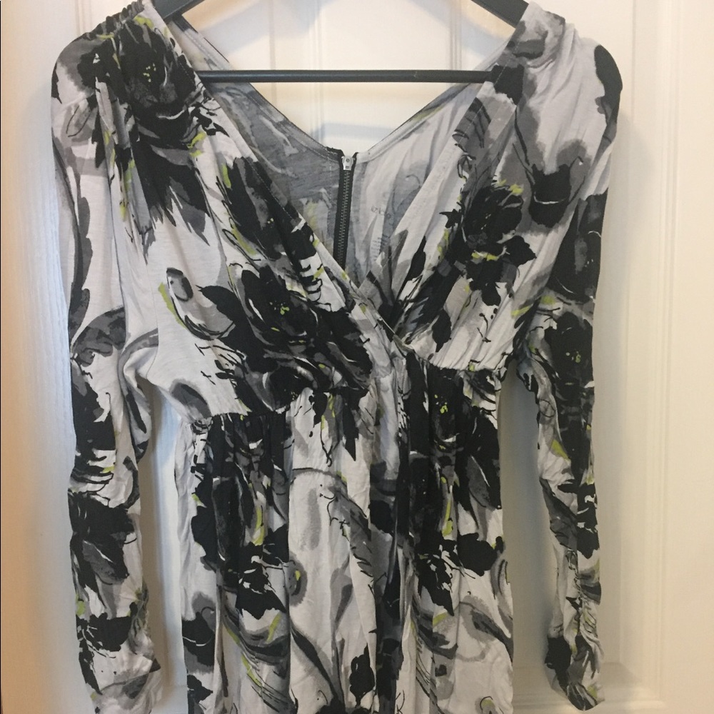 Beautiful Liz Lange Maternity long sleeve blouse.